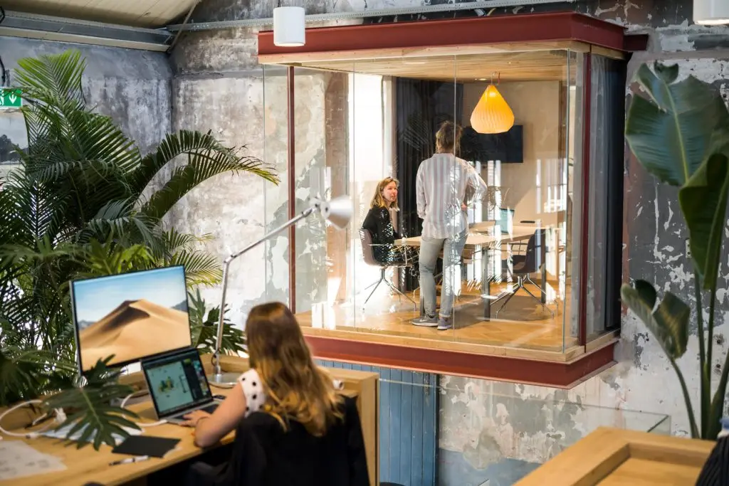 <strong>The Rising Trend of Coworking Spaces in the UK: A Look at the Numbers and Challenges</strong> 1 Coworking spaces taking premium spot in london