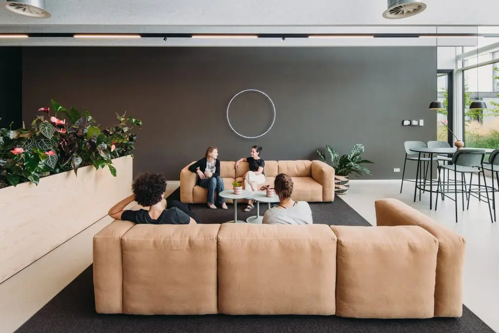 Embrace the Return to Work: Building a Vibrant Office Community 1 Office community experience